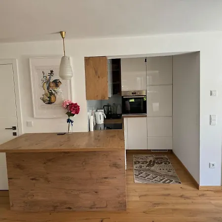 Cozy And Peaceful Premium With Free Parking Apartment